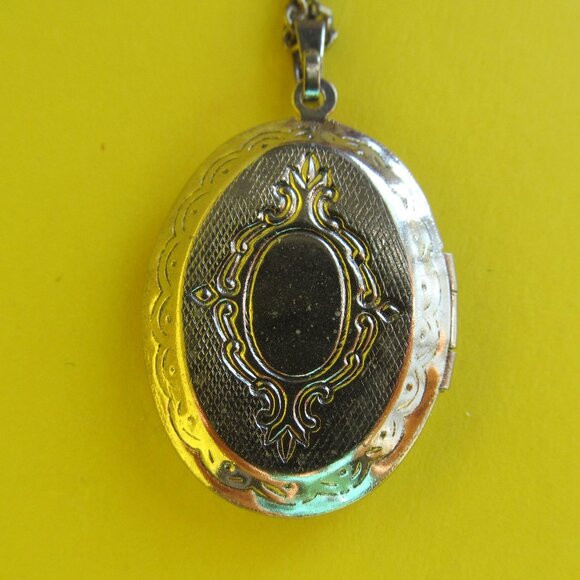 Vintage locket pendant with chain - Picture 6 of 7